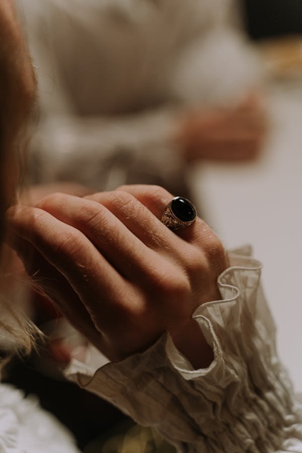 Bague obsidienne : élégance et force en noir acier sterling